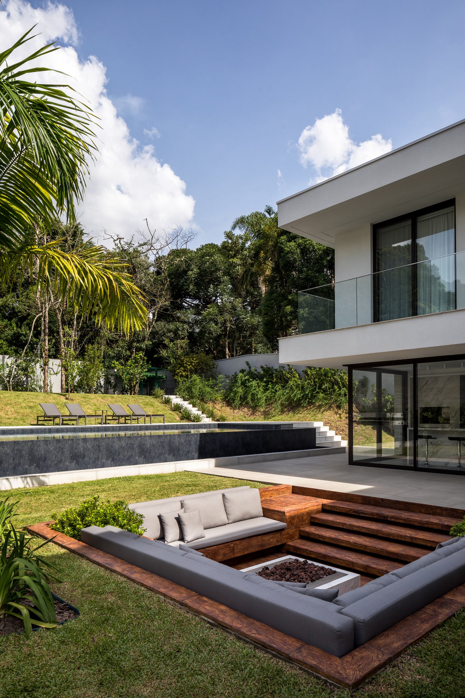 Fachada e detalhes construtivos da Residência ARC